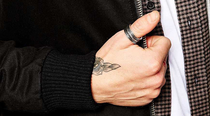 엄지손가락 반지를 끼는 것은 무슨 뜻인가요?