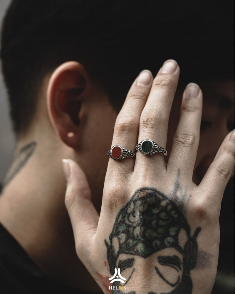 Meaning of wearing 2 rings on 1 hand