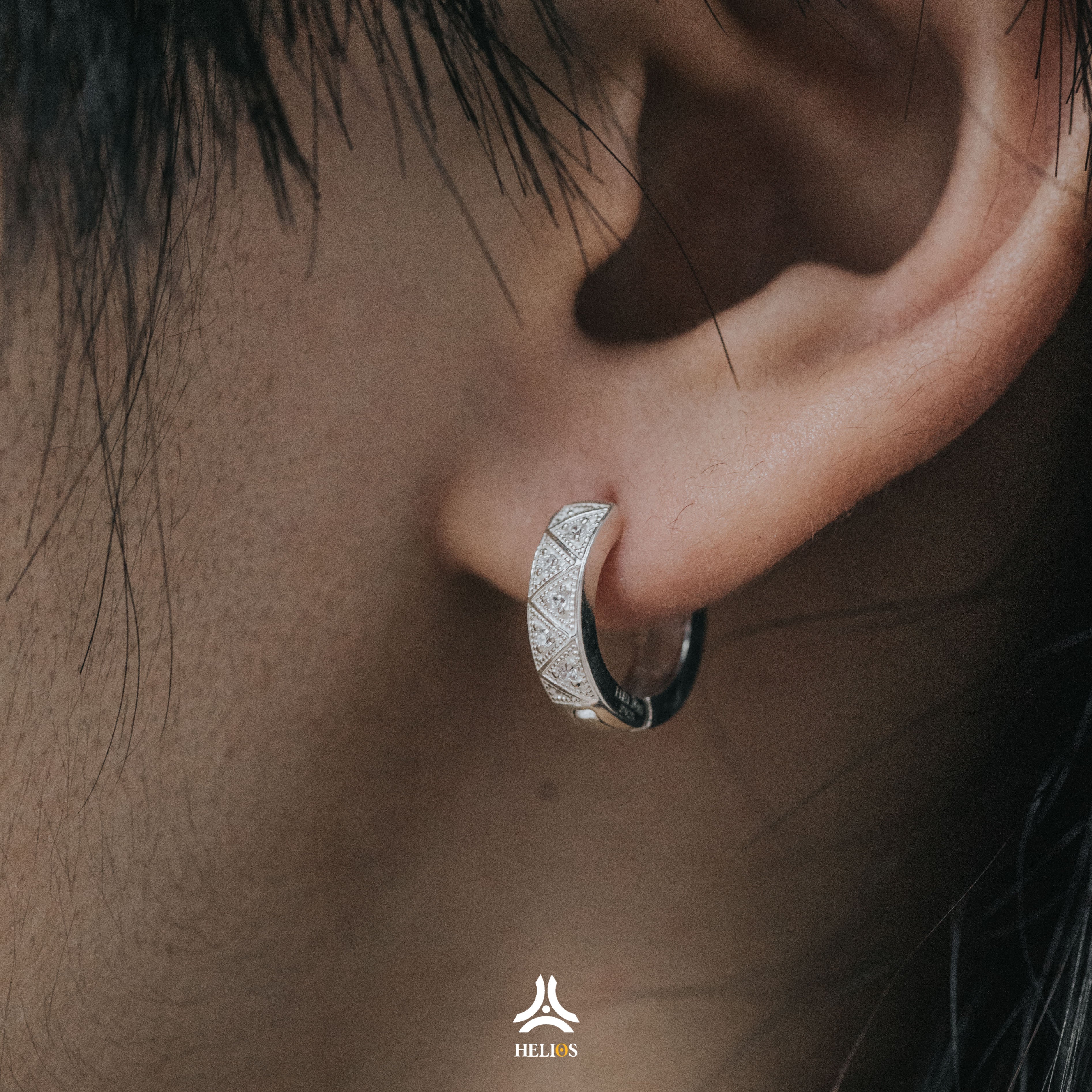 Men wear earrings on the left or right ear? Meaning when wearing