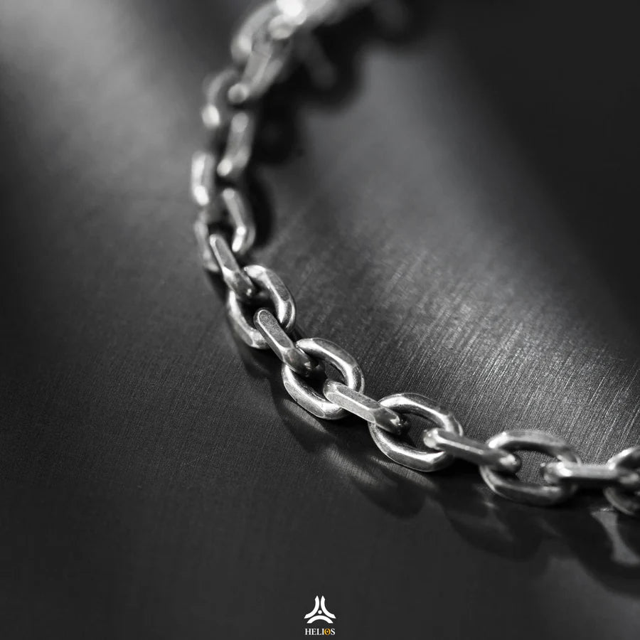 Instructions for coordinating outfits with women's chain necklaces