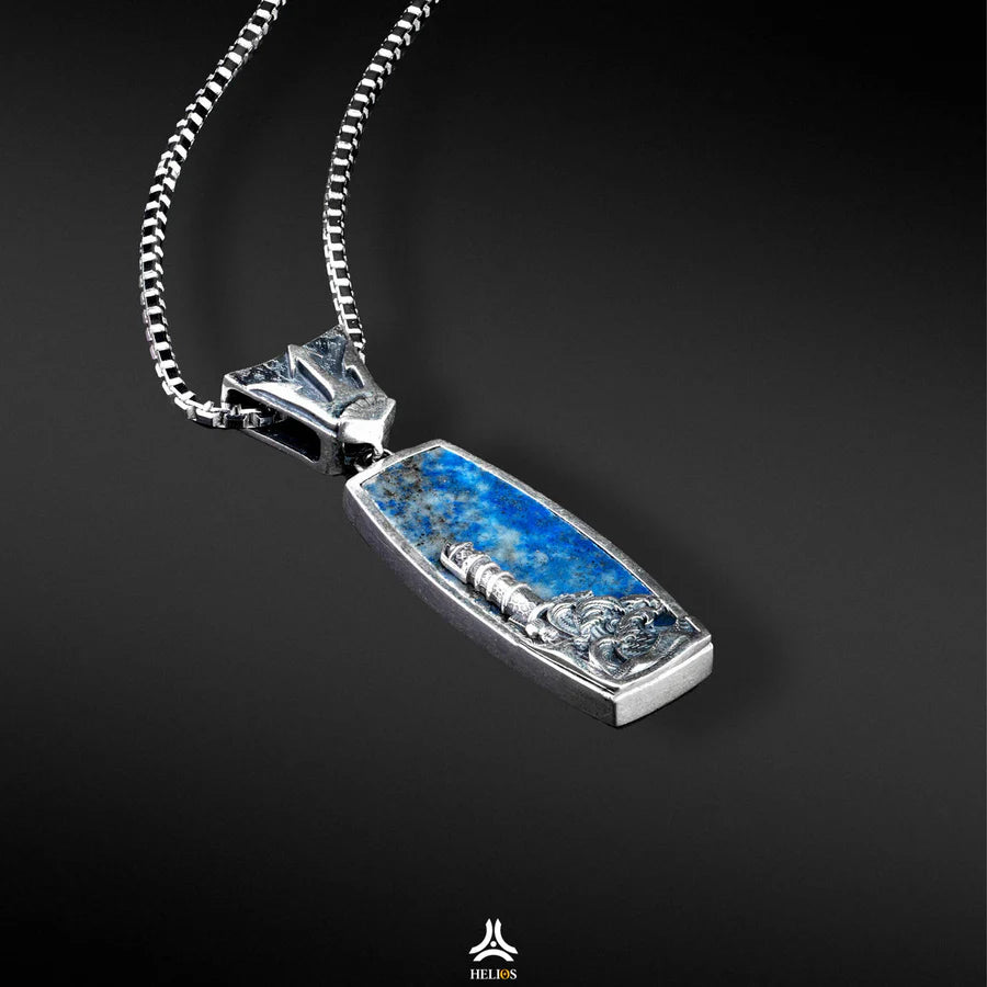 물의 요소를 지닌 사람들은 어떤 모양과 색깔의 펜던트를 착용해야 합니까?