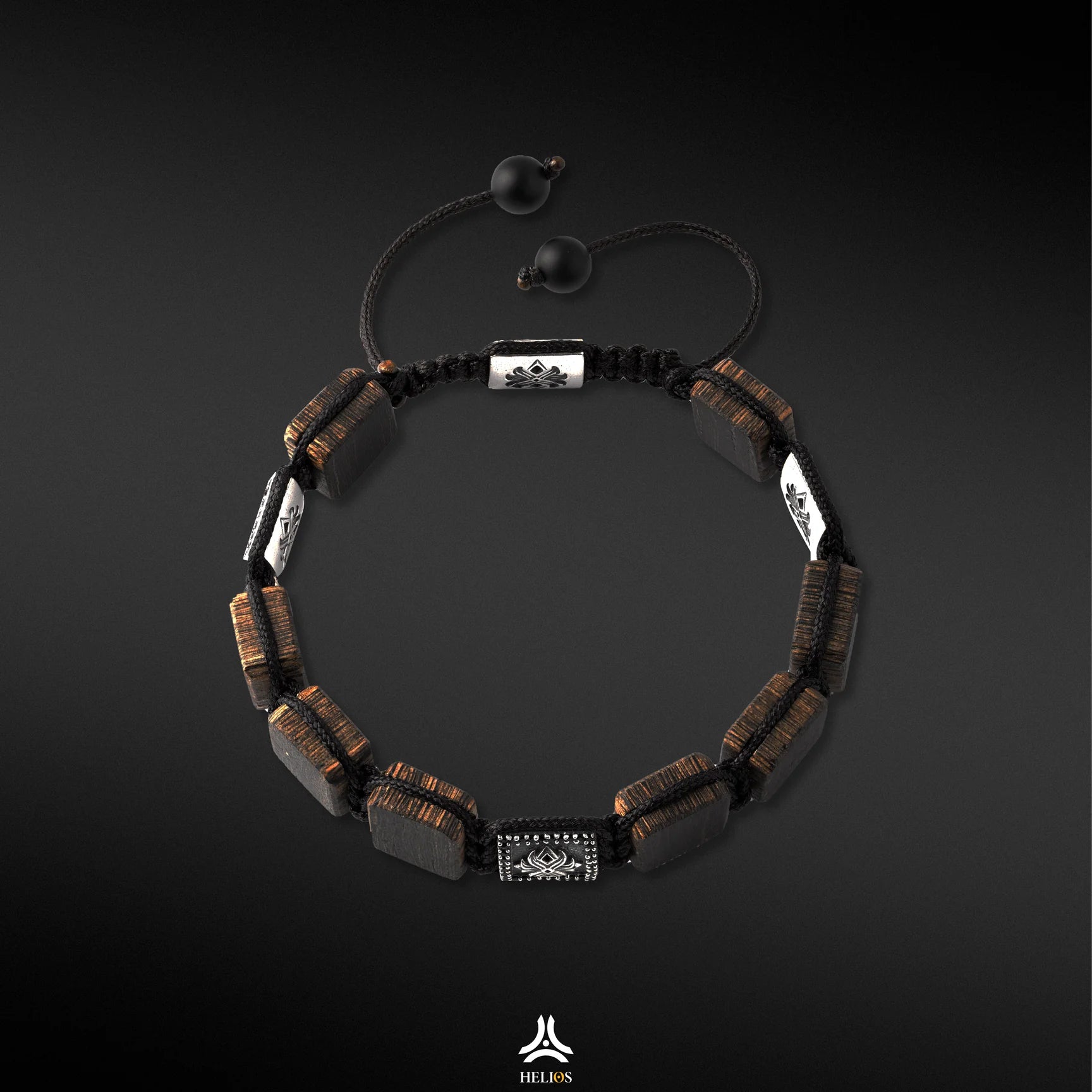 부를 불러들이려면 어느 손에 가루단향 팔찌를 착용해야 할까요?