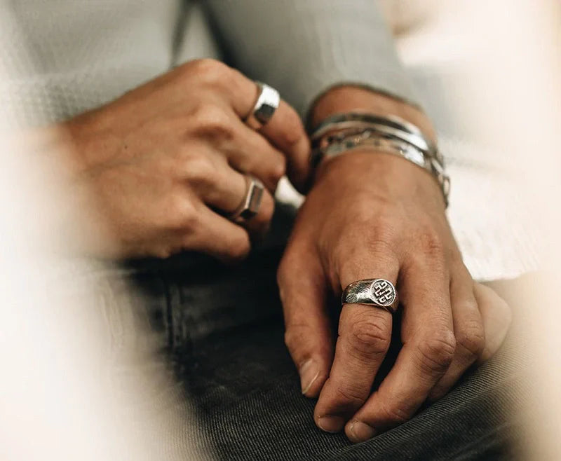 손가락이 짧은 사람에게 가장 적합한 반지를 선택하는 방법