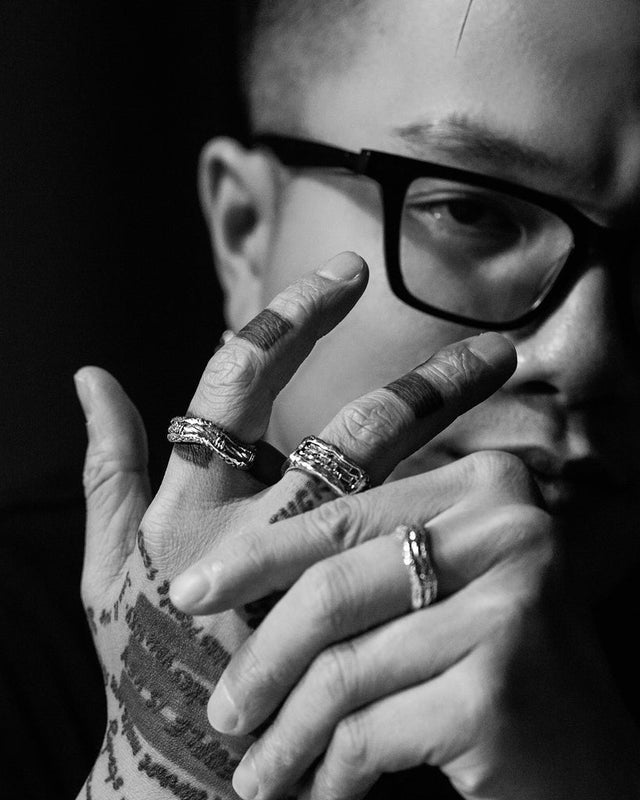 남녀 모두의 옷차림을 돋보이게 하는 독특한 반지 착용법