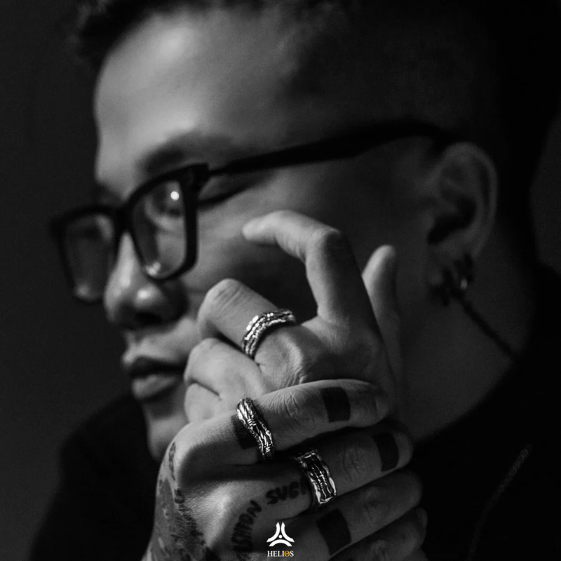 남자가 왼쪽 중지에 반지를 끼고 있다는 것은 무슨 뜻일까요?