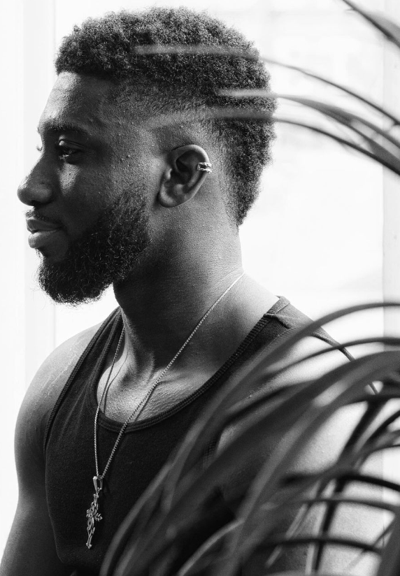 잘생기고 트렌디한 남자 얼굴에 어울리는 귀걸이 코디법