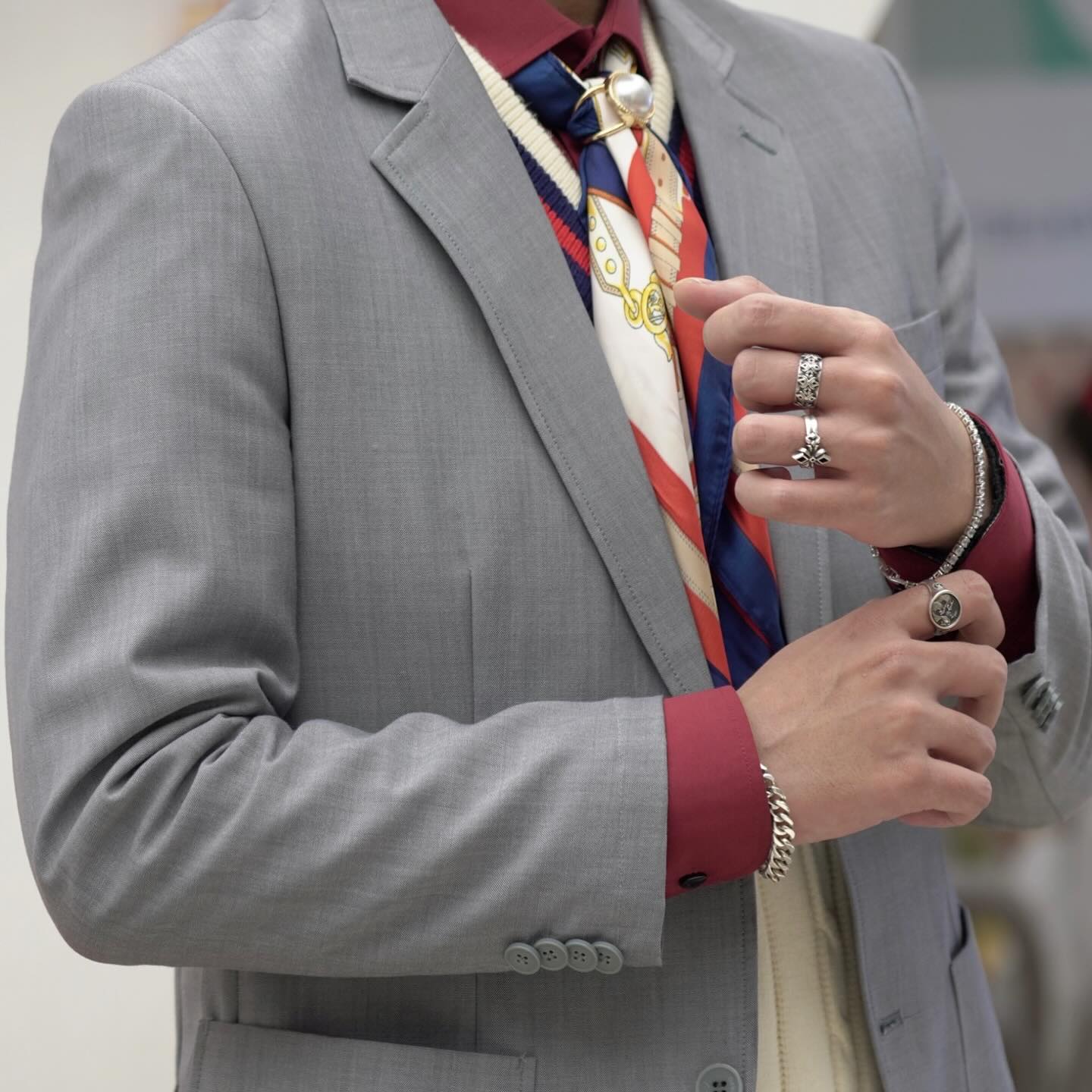 금속 운명을 가진 사람들은 부와 행운을 불러오기 위해 어느 손가락에 반지를 끼어야 할까요?