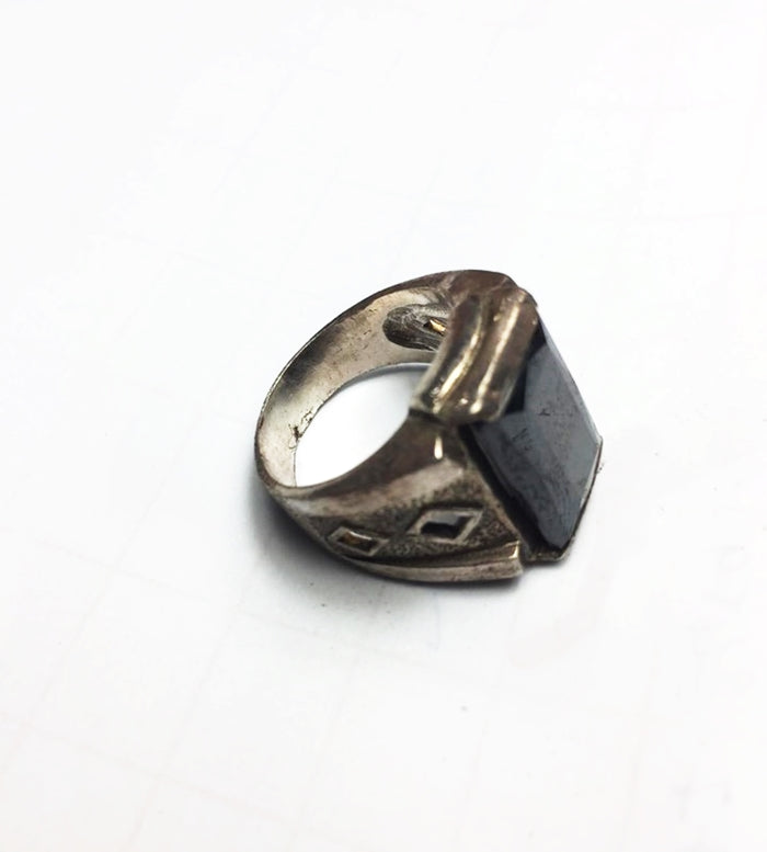 검게 변색된 은반지: 원인과 해결책