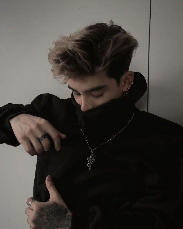 남자가 오른쪽 중지에 반지를 끼고 있다는 것은 무슨 뜻일까요?