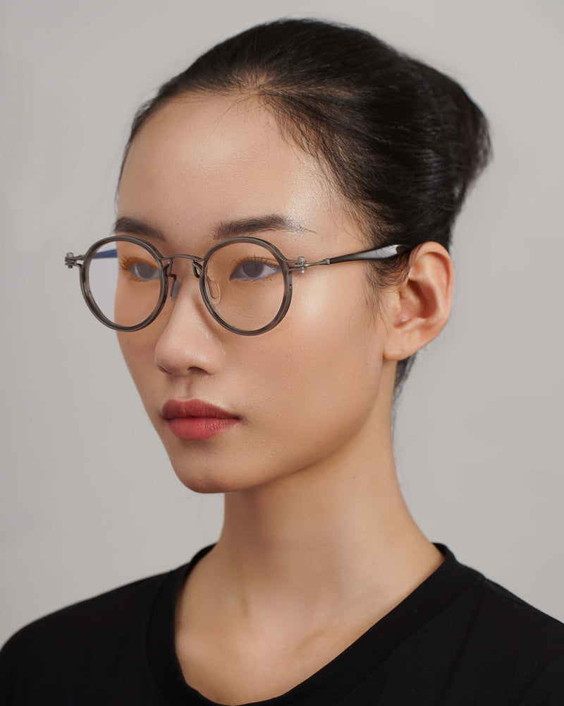 Bị cận ngồi trước máy tính có nên đeo kính không?