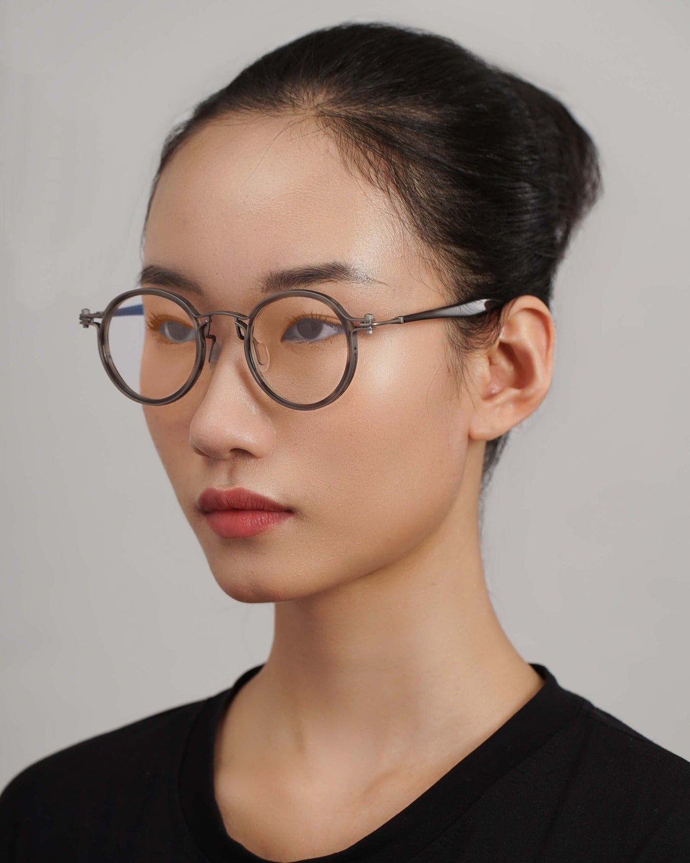 Bị cận ngồi trước máy tính có nên đeo kính không?