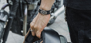 SILVER AND LEATHER ON THE WRIST: TWO MATERIALS, TWO STATES
