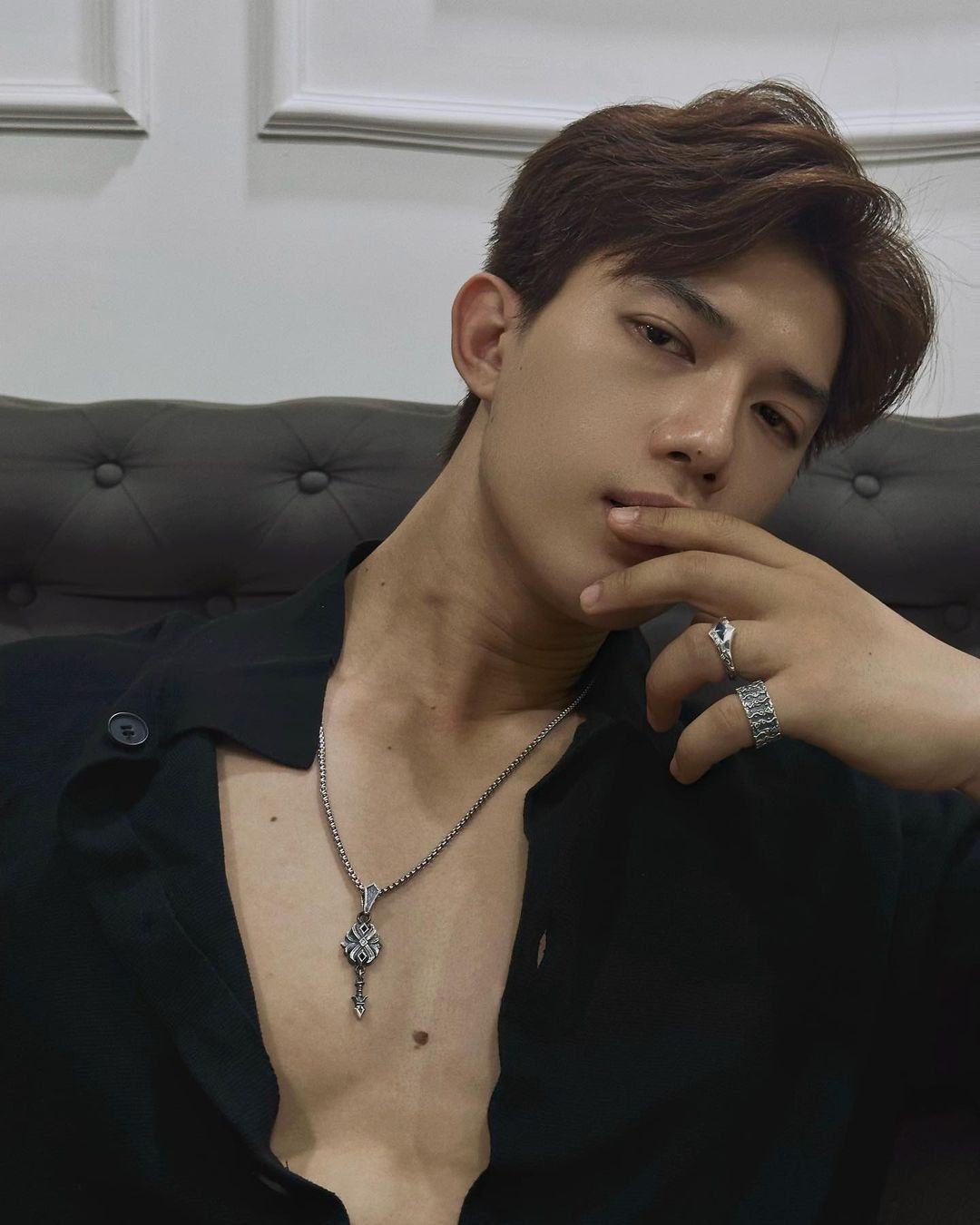 남자들의 작은 손가락에 끼는 반지의 의미와 가장 세련된 반지 디자인