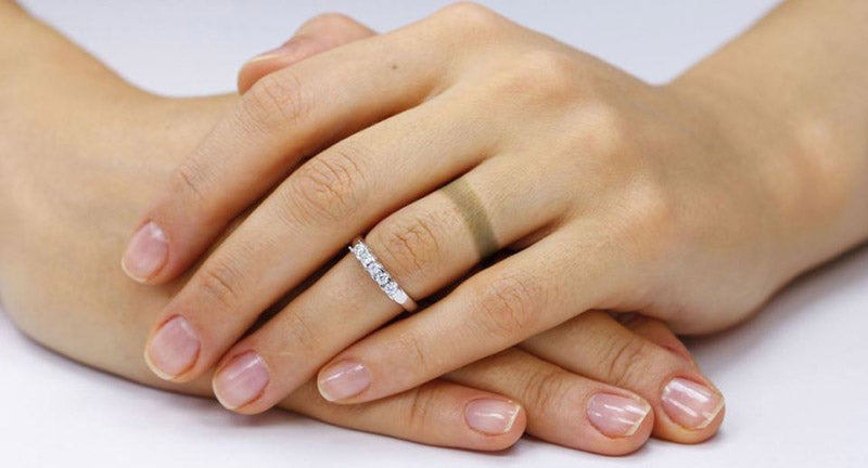 Wearing a ring makes your hand turn green: Causes, remedies and prevention